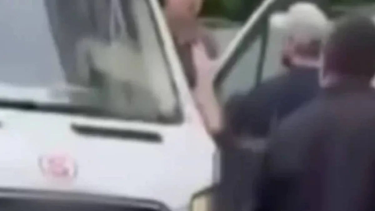 Mudanya'da okul önünde servis sürücüleri arasında kavga