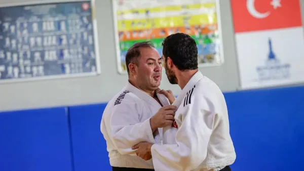 Görme engelli judocu Gökhan Biçer, 2028 Los Angeles Paralimpik Oyunları'na hazırlanıyor.