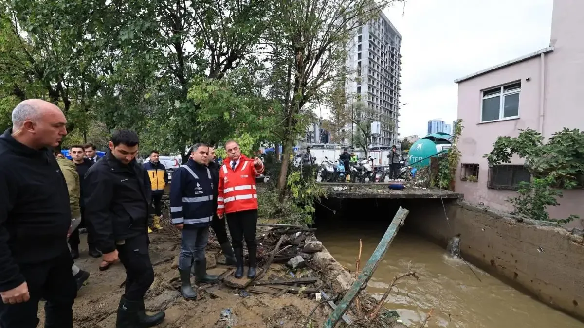 İstanbul'da sağanak sonrası temizlik çalışmaları devam ediyor.