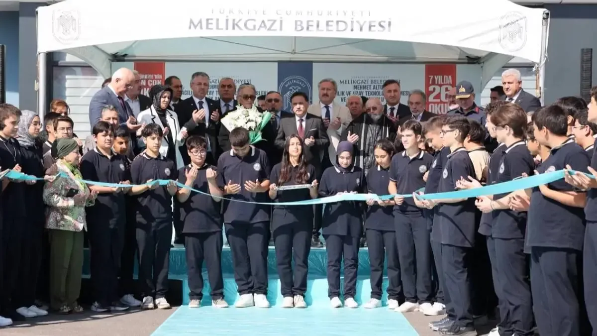 Melikgazi Belediyesi Mehmet Altun Havacılık ve Uzay Teknolojileri Mesleki ve Teknik Anadolu Lisesi tanıtım programı gerçekleştirildi.