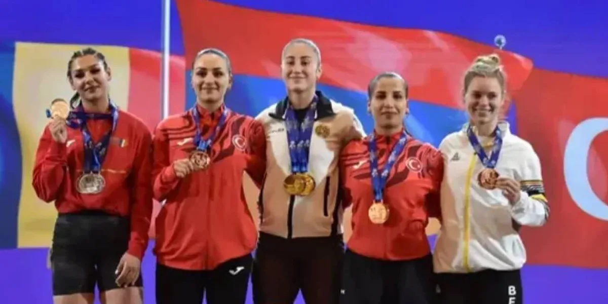 Merve İlden, Avrupa Halter Şampiyonası'nda madalya kazanırken.