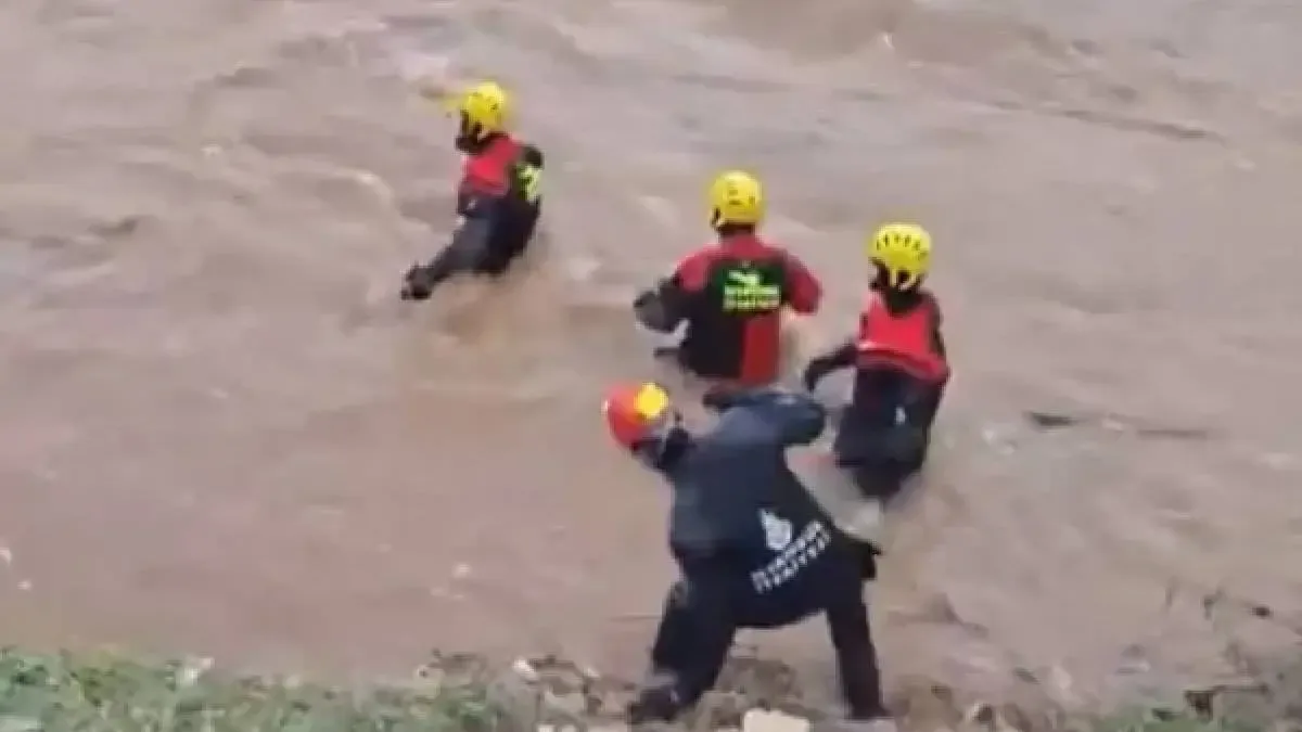 Pendik'te sel felaketi sonrası yapılan arama kurtarma çalışmaları devam ediyor.