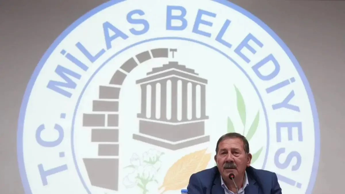 Milas Belediyesi'ne düzenlenen operasyon sırasında polis ekipleri görev aldı.