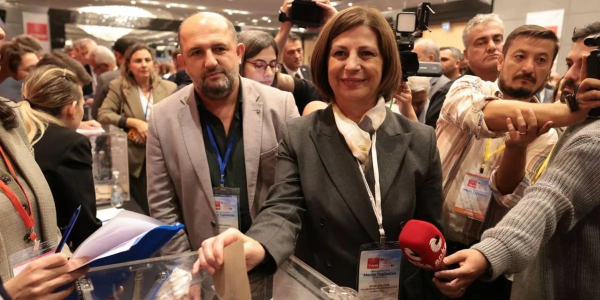 Eskişehir Büyükşehir Belediye Başkanı Ayşe Ünlüce seçim sonuçlarını açıklarken