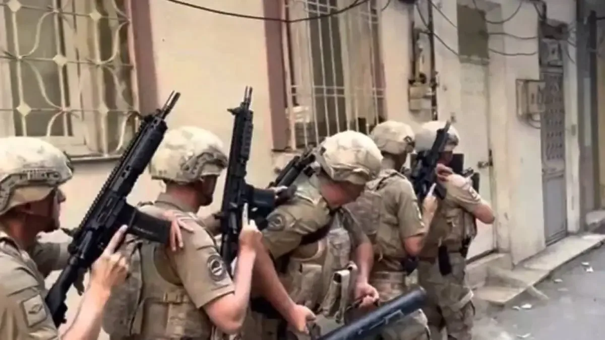 DEAŞ terör örgütüne yönelik düzenlenen operasyon sırasında gözaltına alınan şüpheliler.