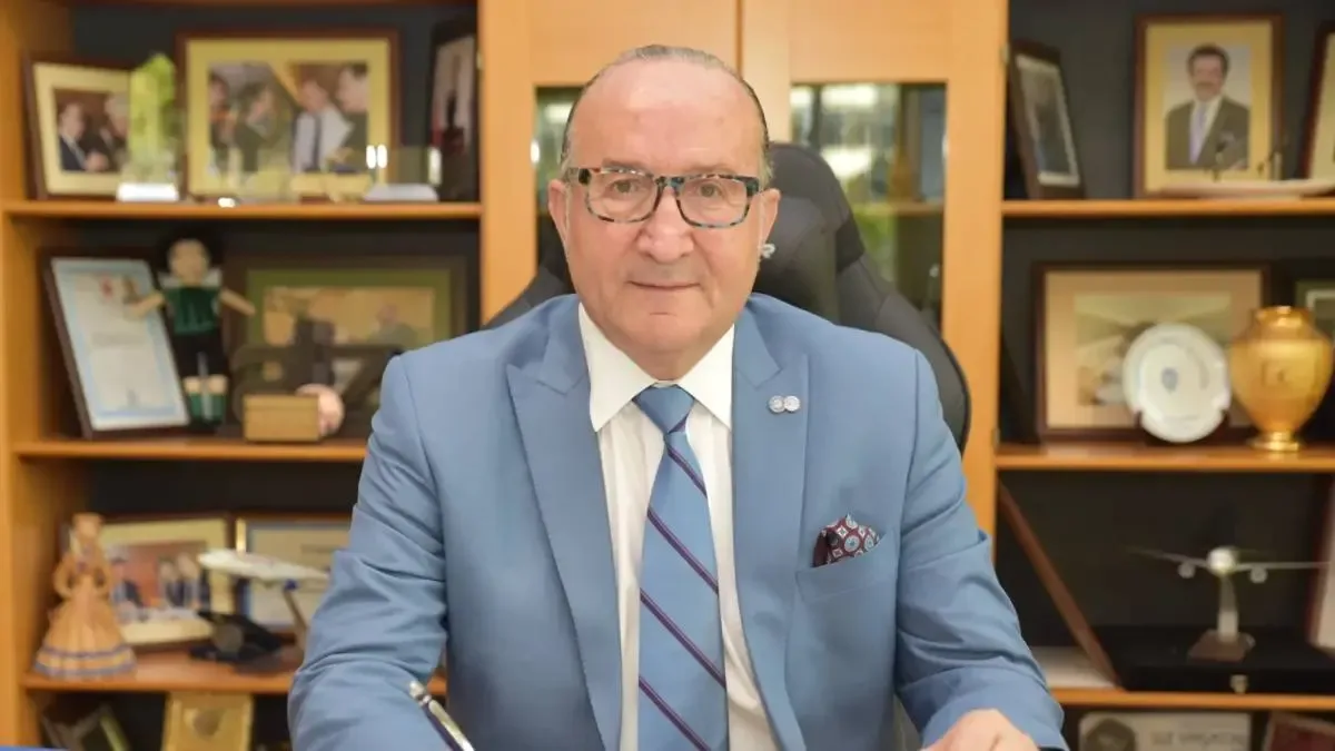 KSO Başkanı Ayhan Zeytinoğlu, sanayi endeksi değerlendirmesi yapıyor.