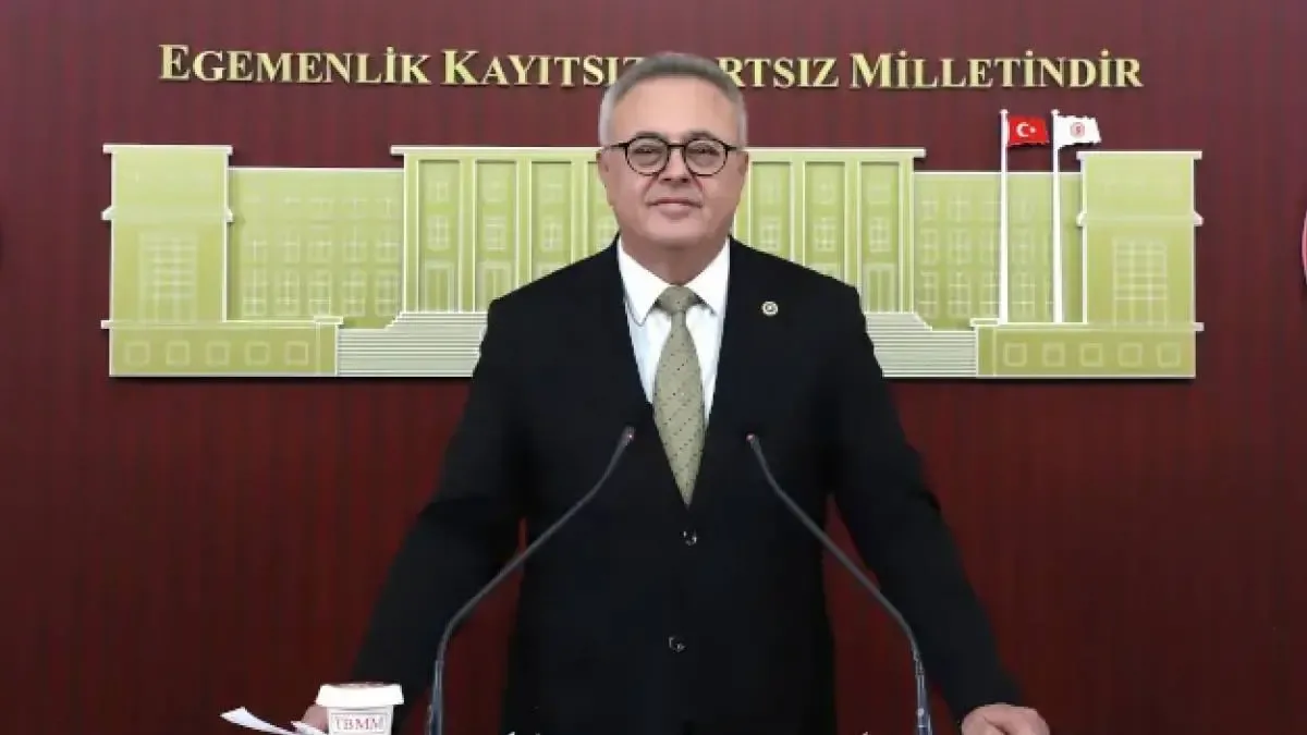 Ali Karaoba, YHT ve Uşak Havalimanı'nın durumunu eleştirdi.