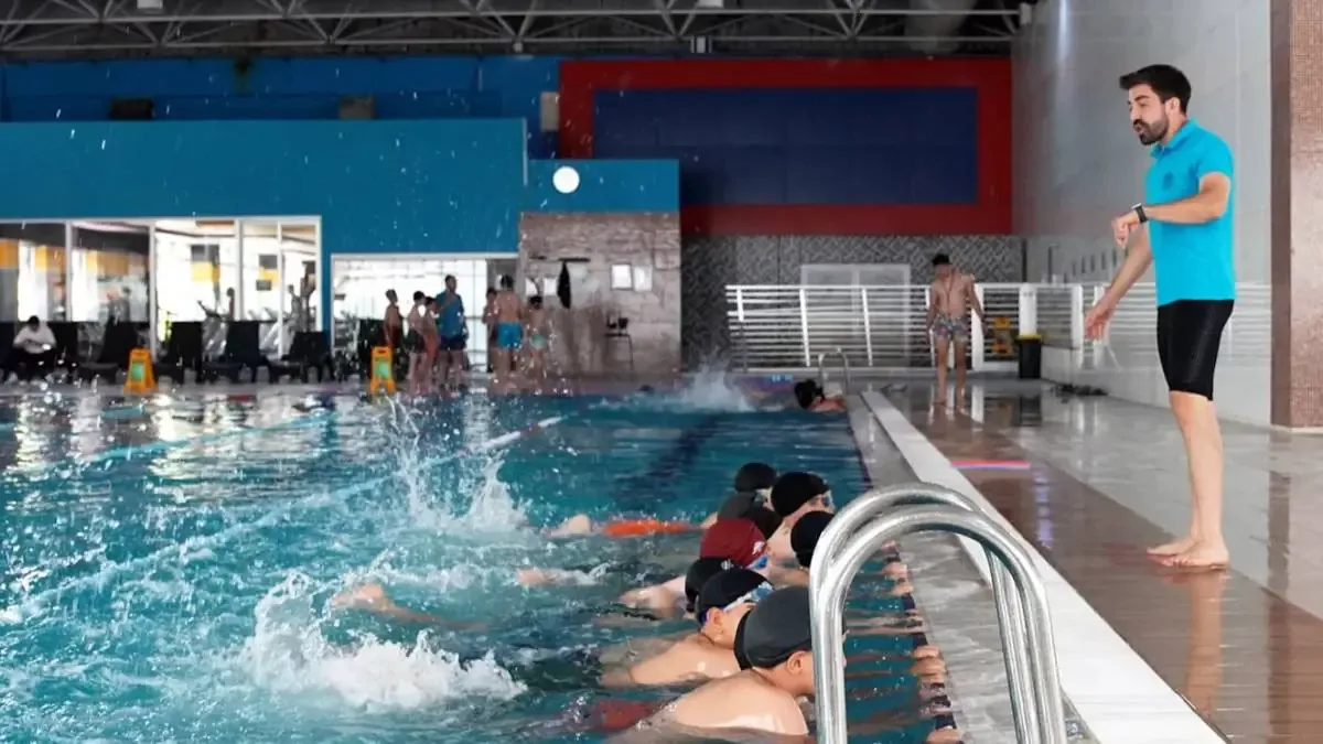 Karatay Kış Spor Okulları'nda eğitim alan çocuklar spor yapıyor.