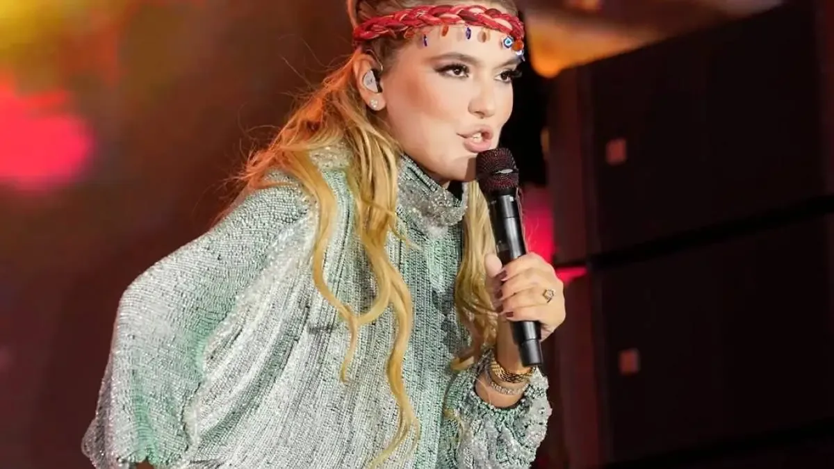 Demet Akalın, Mardin Kültür Yolu Festivali'nde sahne alırken.