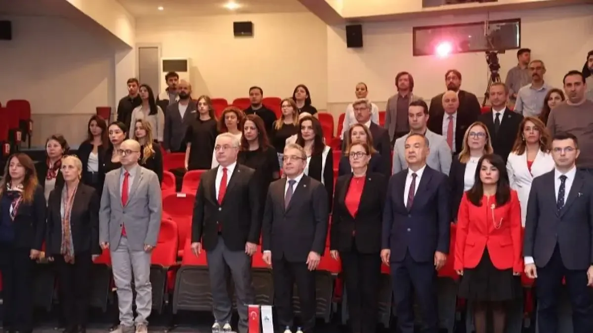 İzmir'de Cumhuriyet'in kazanımları üzerine düzenlenen panel.