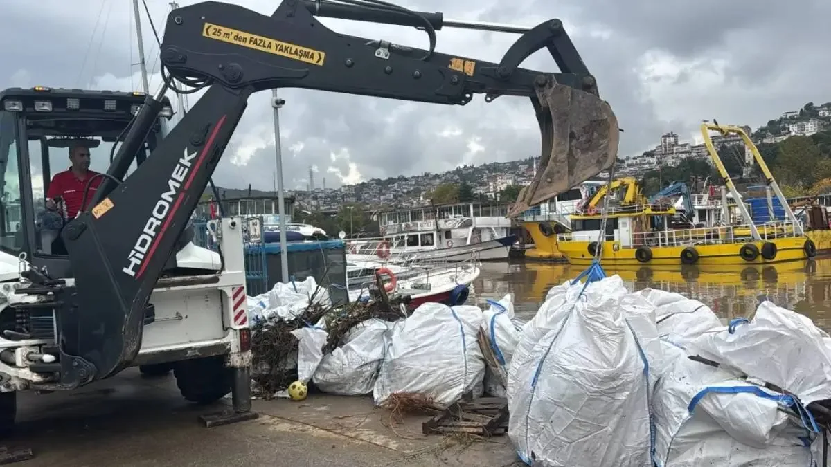 İzmit Körfezi'nde temizlik çalışmaları sırasında biriken atıkların toplanması.