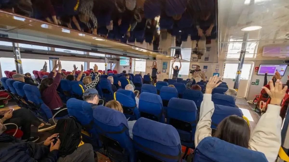 İzmir'de vapur yolcuları, Günaydın Sporu etkinliğiyle güne zinde başlıyor.