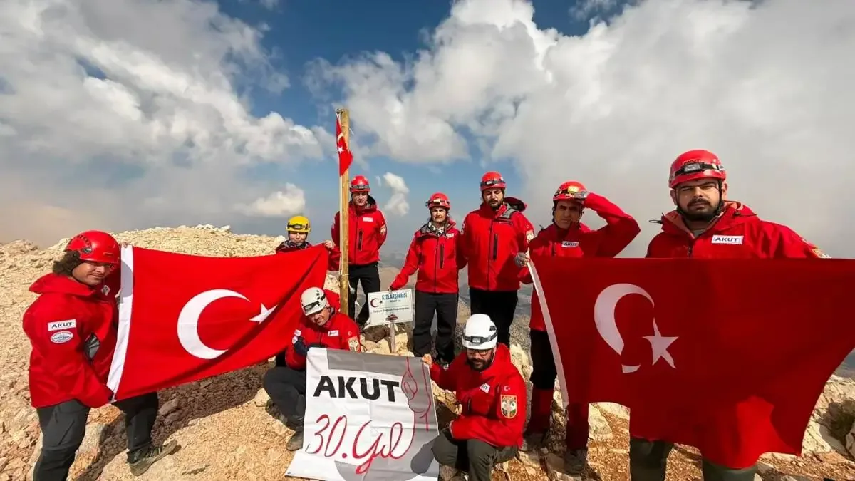 AKUT, 30. yılını zirve tırmanışlarıyla kutladı.