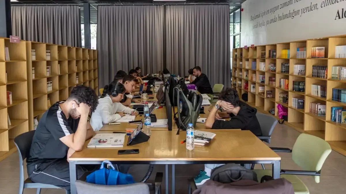 Mersin'deki okuma salonları, öğrencilere ders çalışma imkanı sunuyor.
