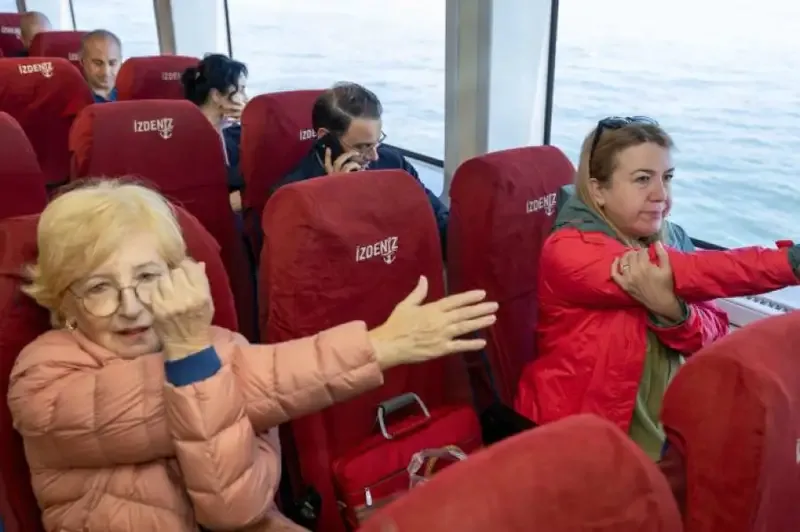İzmir'de vapur yolcuları güne zinde başlıyor - Detay Görsel 1