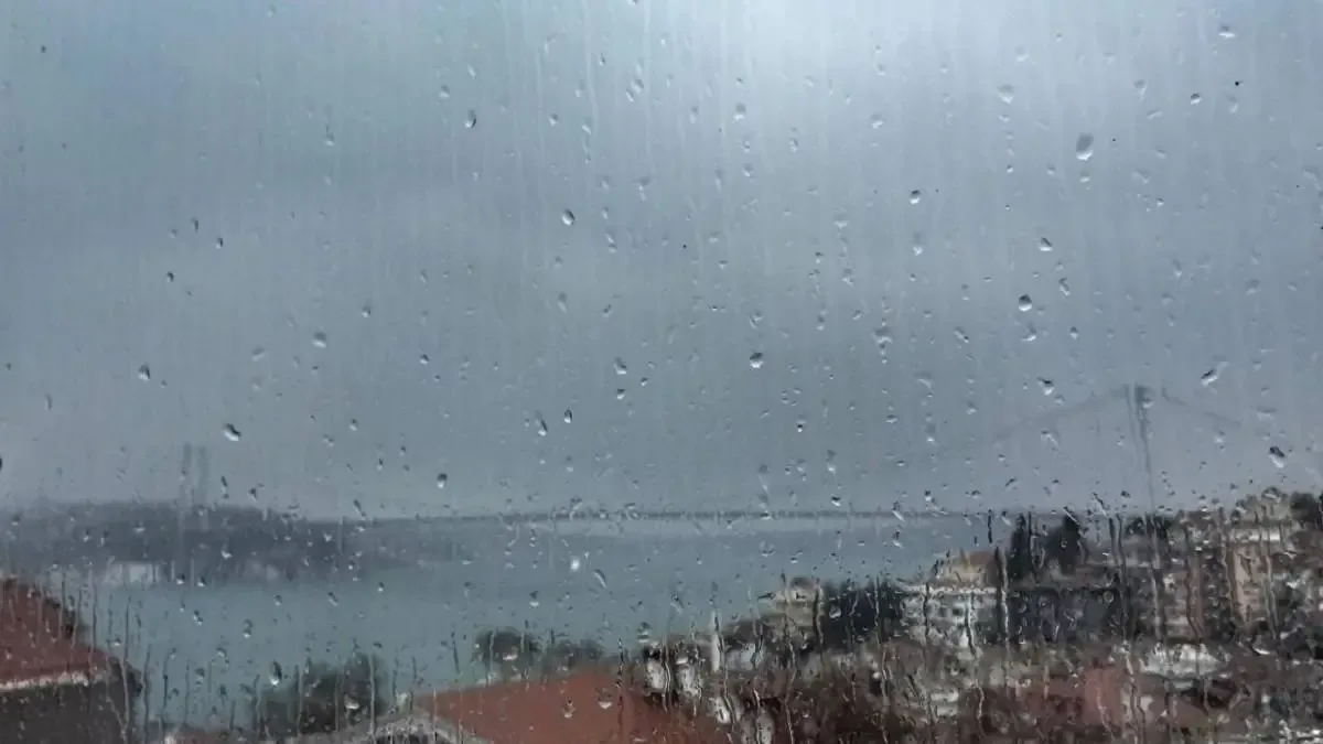 İstanbul'da yaklaşan fırtına ve sağanak yağış için yapılan uyarı.
