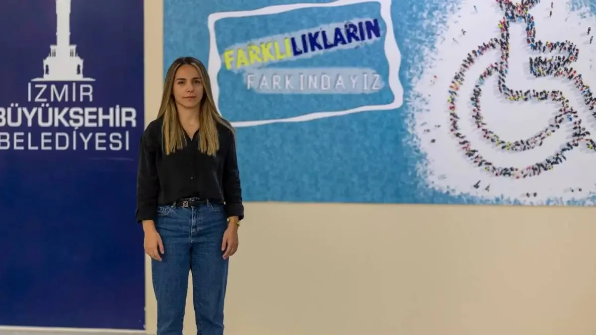 Sahra Nur Akyıl, işitme engelli bireylerin topluma katkı sağlaması için çalışıyor.
