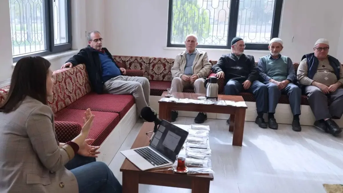 Karatay'da düzenlenen teknoloji bağımlılığı seminerine katılanlar.