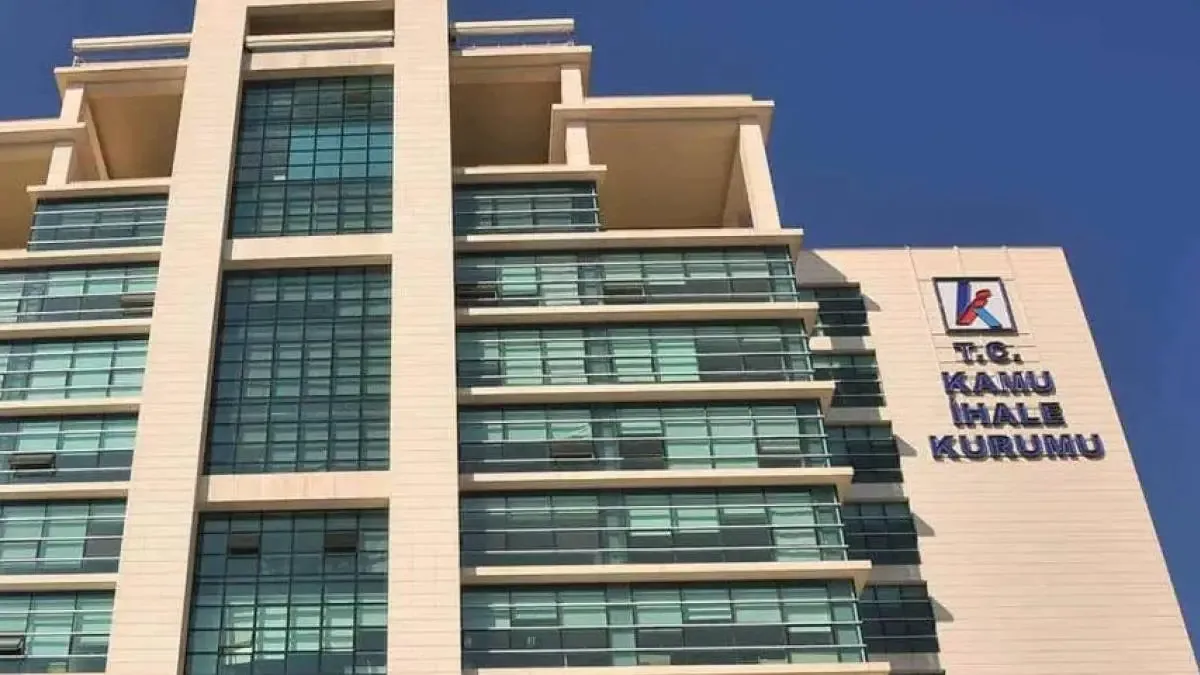 Kamu ihalelerine katılacakların vergi borcu sınırı 50 bin TL'ye yükseltildi.
