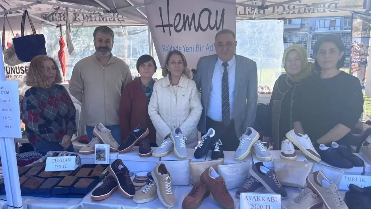 Yunusemre Halk Eğitimi Merkezi'nin tanıtım standı etkinlikte yer aldı.