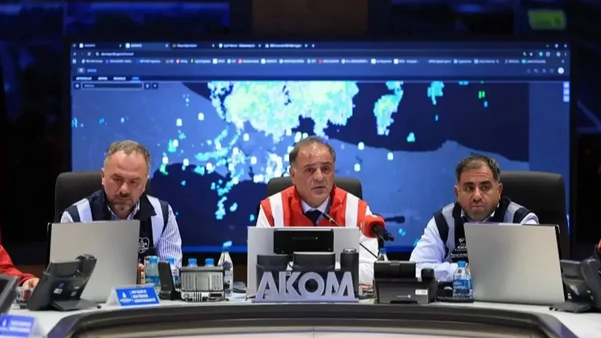 İstanbul'da etkili olan şiddetli yağışlar sonrası turuncu alarm verildi.