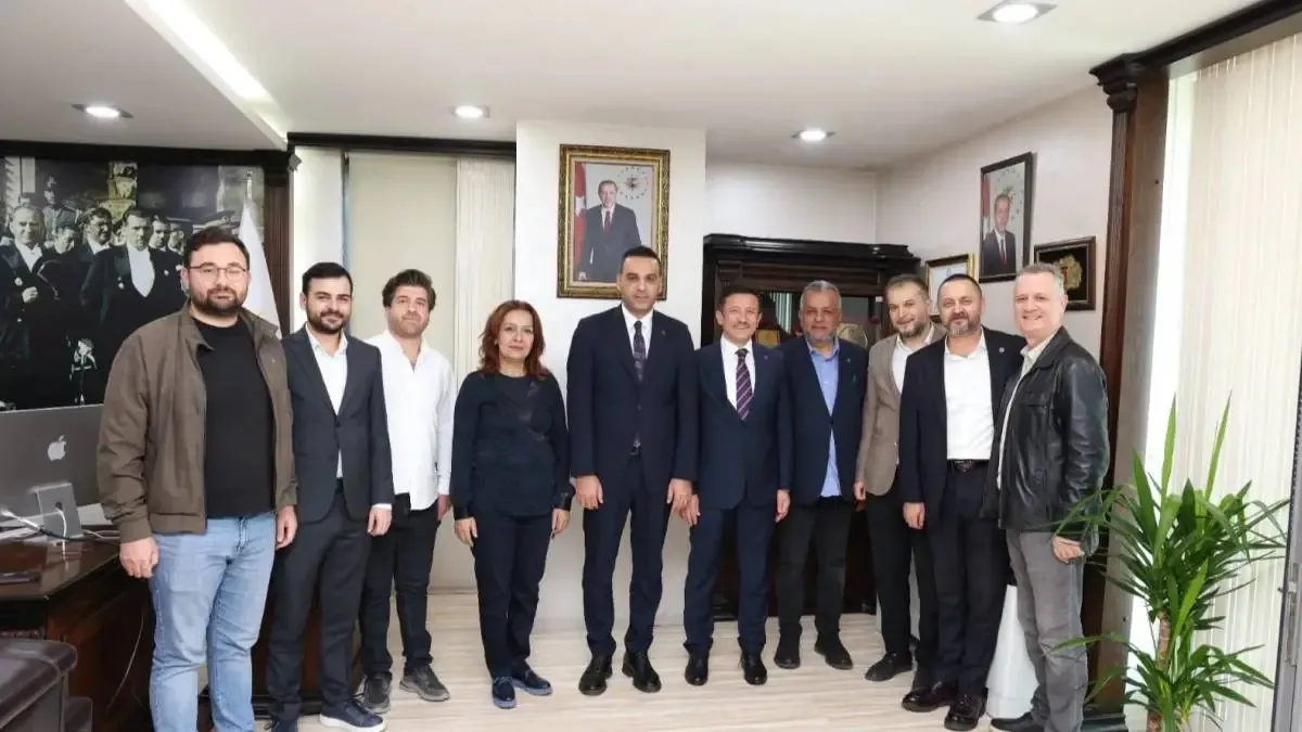 Hamza Dağ, Çiğli Belediye Başkanı Onur Emrah Yıldız'ı makamında ziyaret etti.