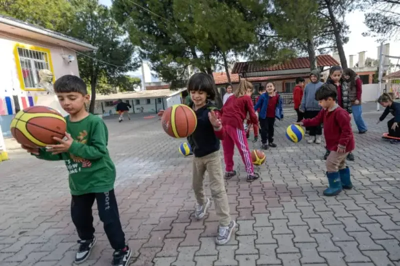 İzmir Büyükşehir, okullara 37 milyon TL spor malzemesi desteği sağlıyor - Detay Görsel 1