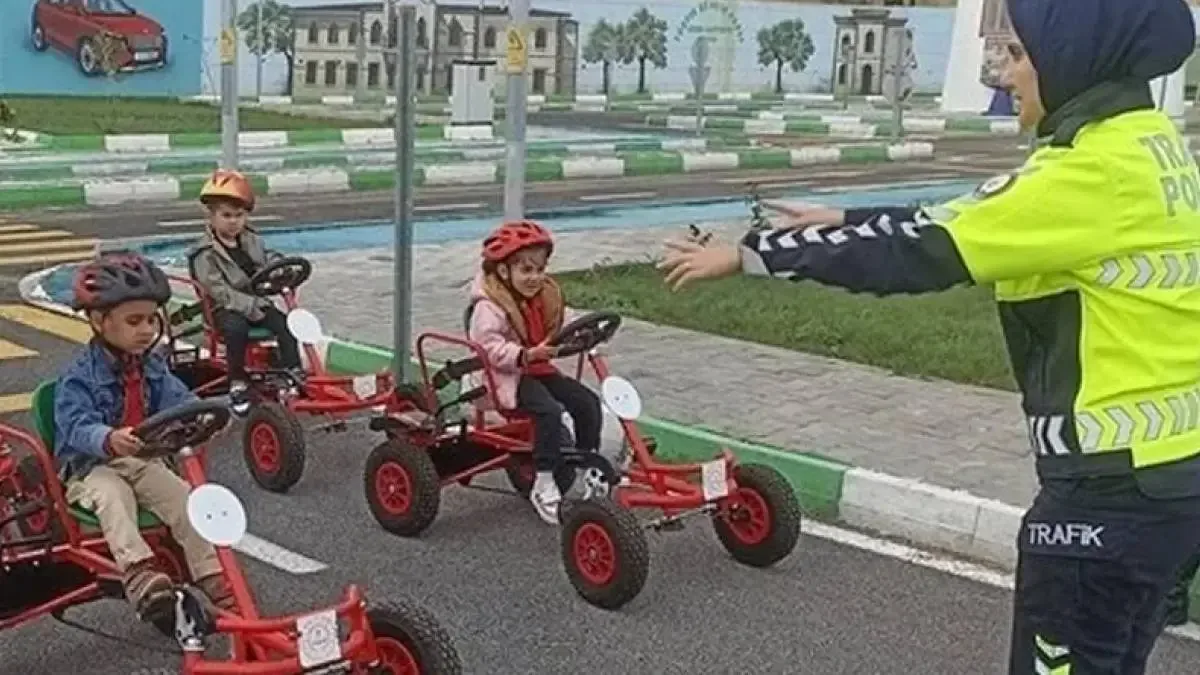 Kilis Trafik Eğitim Parkı'nda öğrenciler trafik kurallarını öğreniyor.