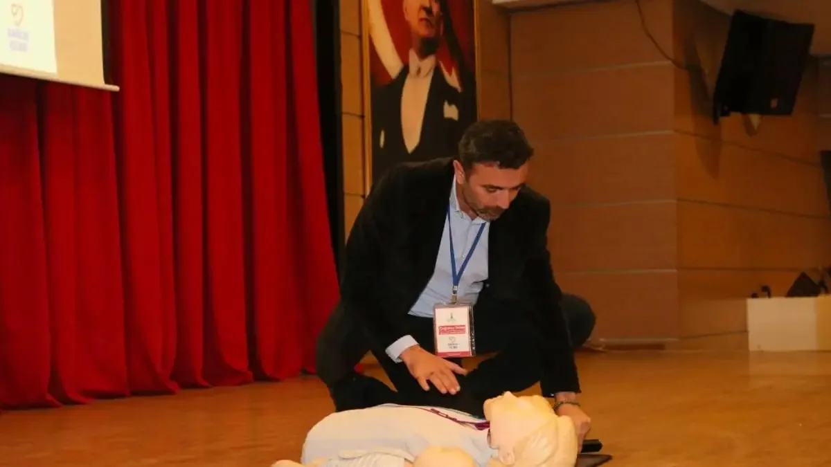 Çiğli Belediyesi tarafından düzenlenen ilk yardım semineri katılımcılara önemli bilgiler sundu.