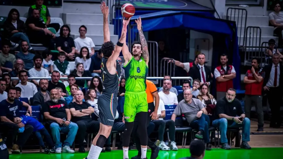 Tofaş Basketbol Takımı, Petkimspor karşısında mücadele etti.