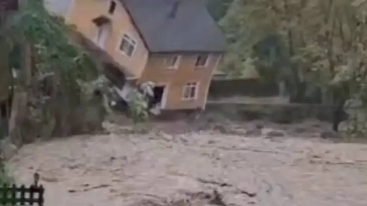 Sapanca'da şiddetli yağış sonrası yıkılan köprüler ve zarar gören yapılar.