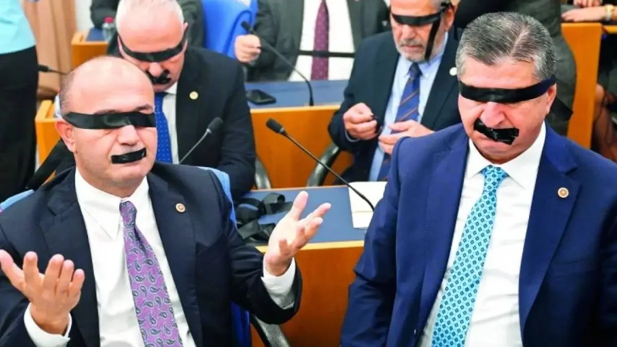 Yeni Parti'nin bantlı protestosuna katılan milletvekilleri