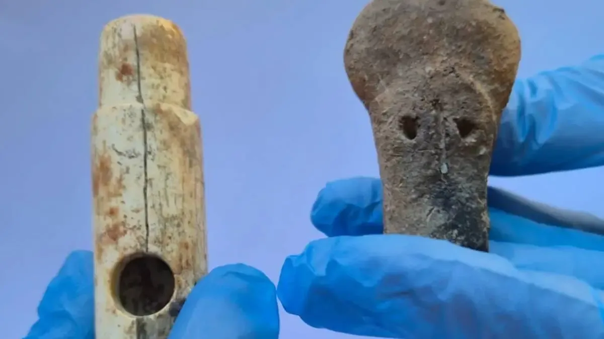 Troya kazılarında bulunan 2 bin 800 yıllık kemik flüt ve idol başı.