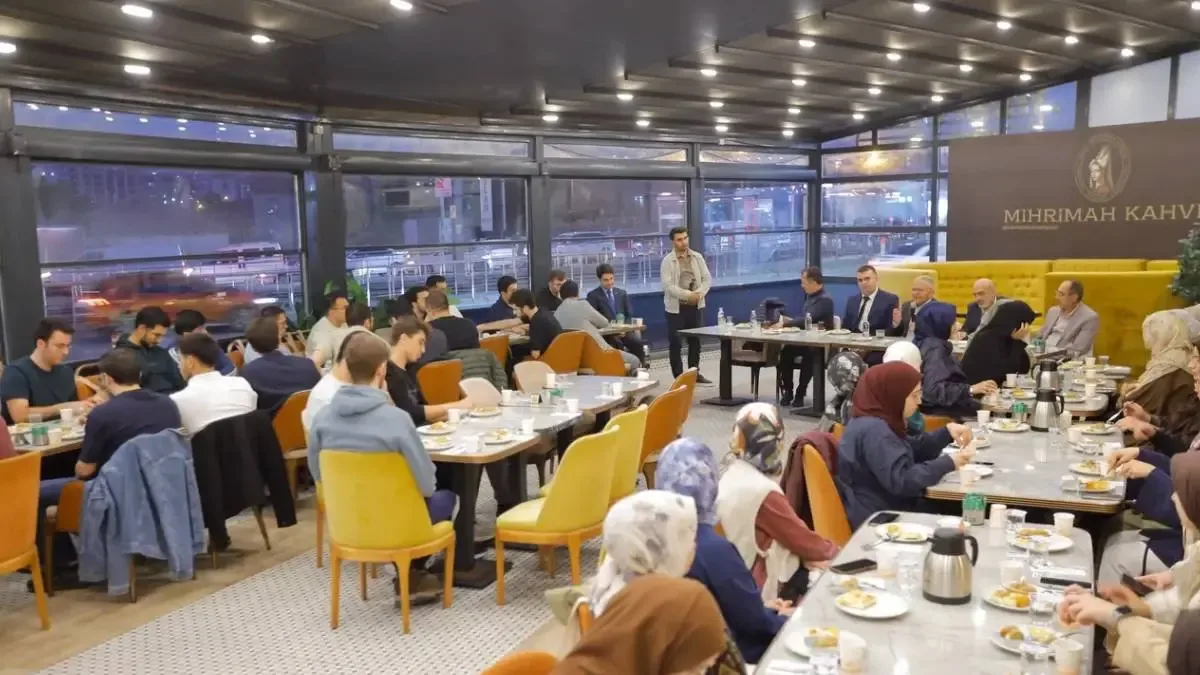 Başkan Büyükkılıç, tıp öğrencileriyle buluşarak deneyimlerini paylaştı.
