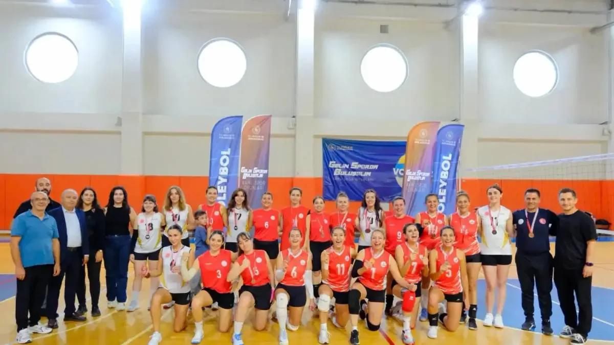 İzmir Kadın Voleybol Takımı, il şampiyonu oldu.