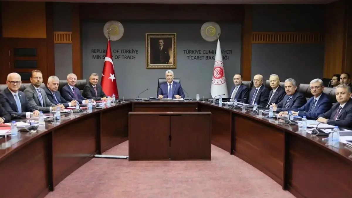 Ticaret Bakanı Ömer Bolat, otomotiv sektörü temsilcileriyle toplantı yaptı.