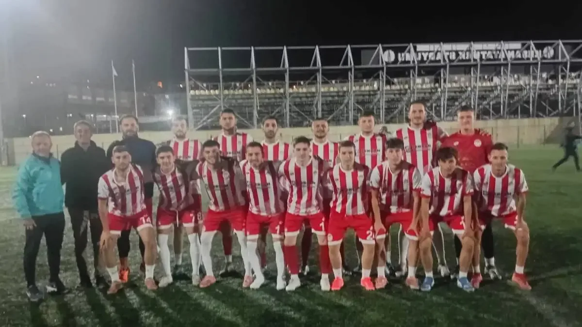 Yeni Karpuzluspor ve Anafartalarspor hazırlık maçında karşı karşıya geldi.