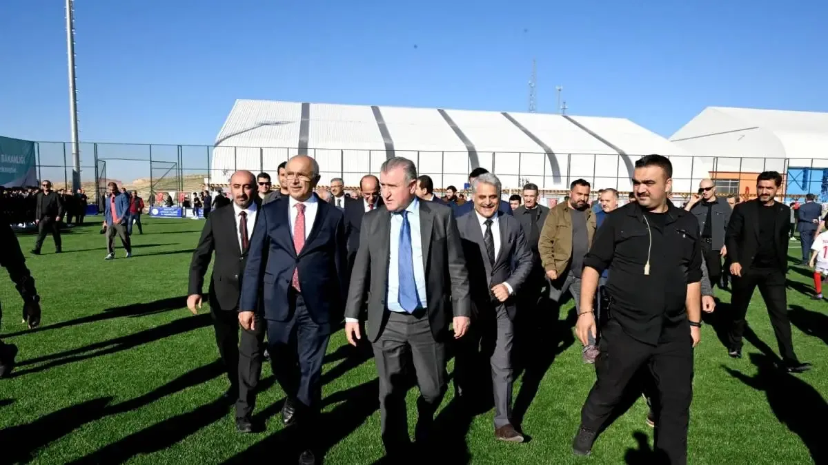 Bakan Osman Aşkın Bak, Melekbaba Spor Tesisinde sporcularla bir araya geldi.