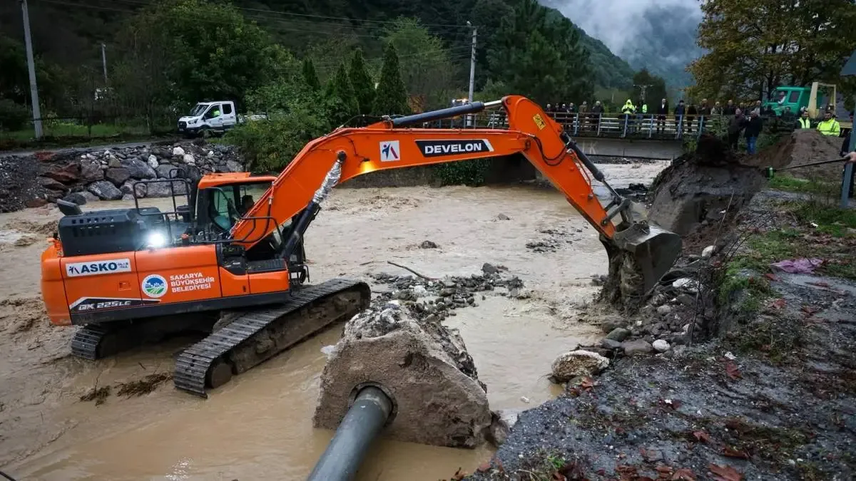 İçişleri Bakanı Mustafa Çiftçi, Sakarya'da sel felaketi sonrası incelemelerde bulunuyor.