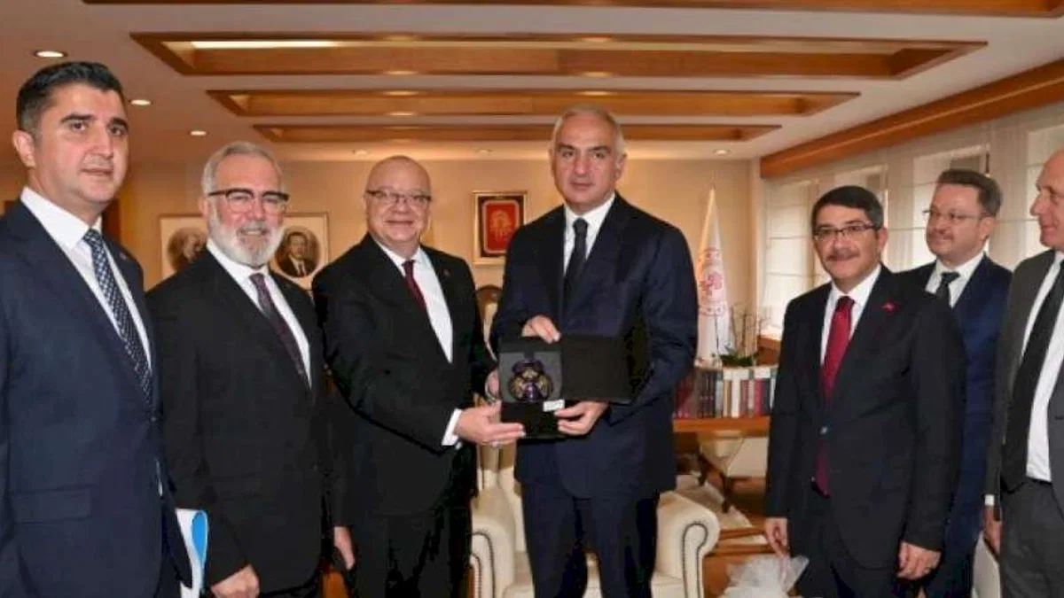 Manisa heyetinden Bakan Ersoy'a 'köklü' davet
