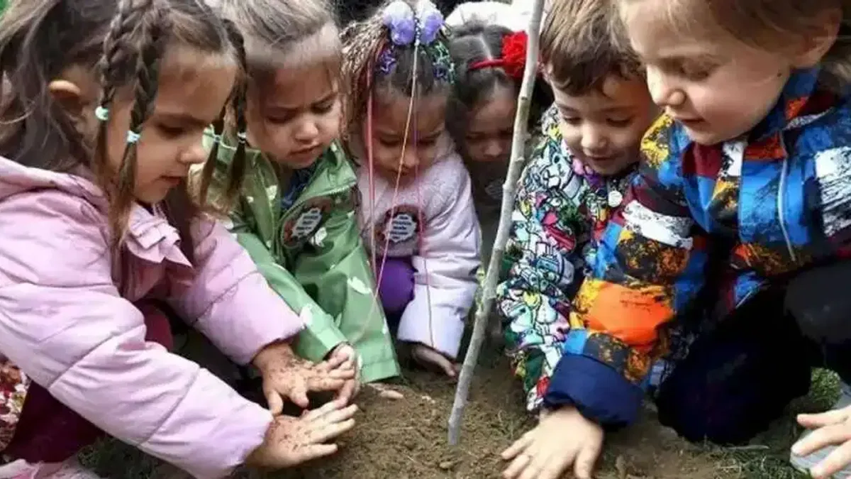 Mudanyalı çocuklar güvenli yaşam için fidanları toprakla buluşturdu