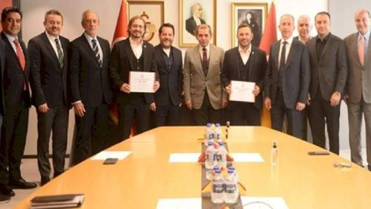 Galatasaray Teknik Direktörü Okan Buruk ve Ayhan Akman kulüp üyesi oldu