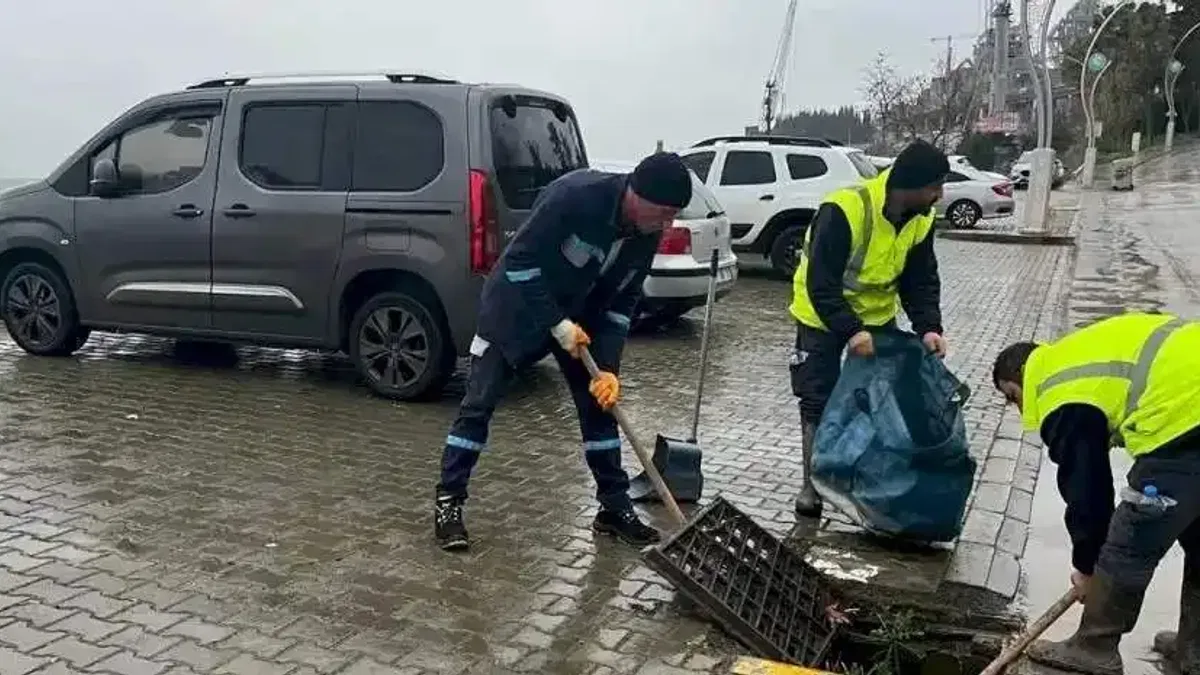 Kocaeli Büyükşehir’den fırtına sonrası temizlik