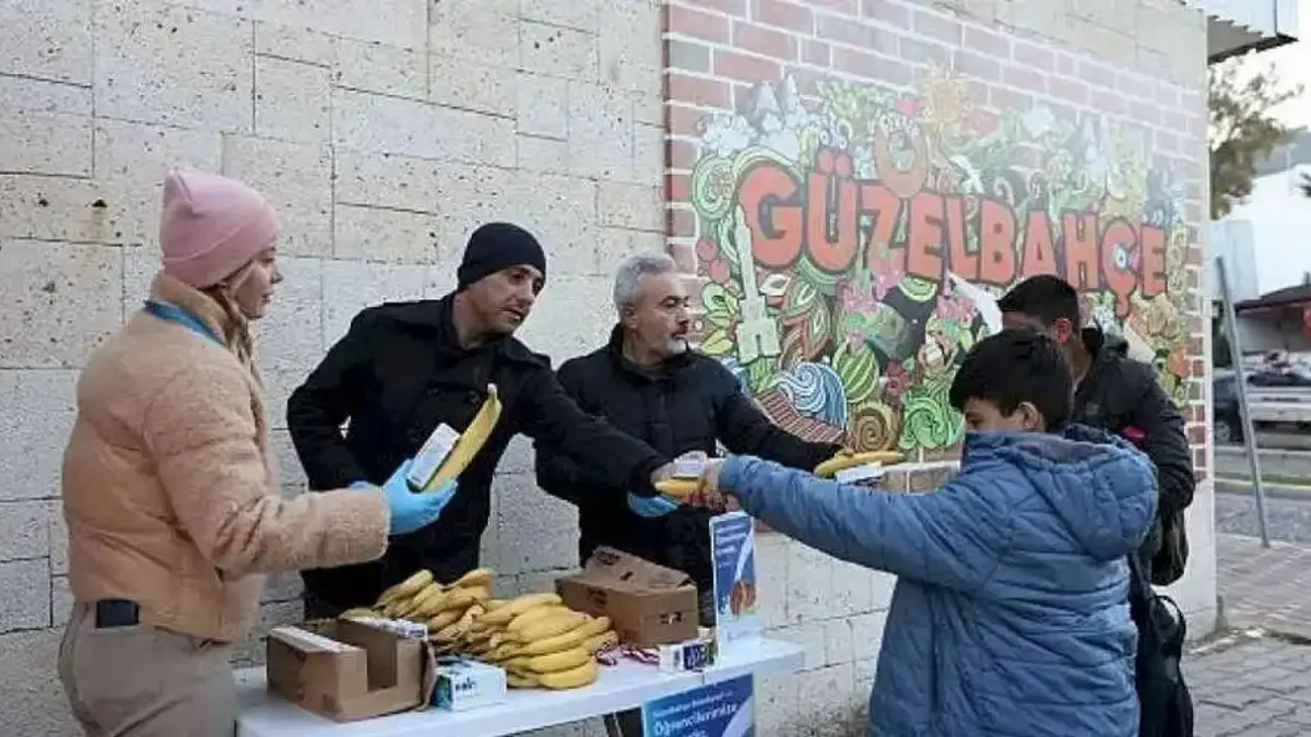 Güzelbahçe Belediyesi Okullara Süt ve Simiti Dağıtımını Büyütüyor