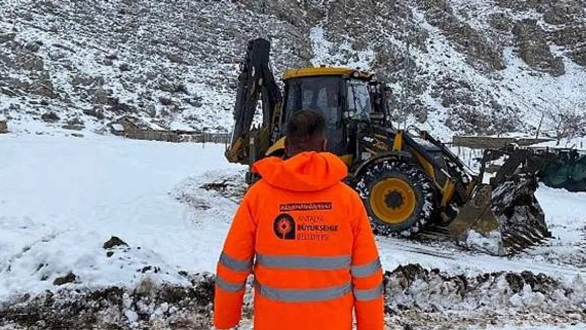 Antalya Büyükşehir Belediyesi Akseki'de karda mahsur kalan 3 aileyi kurtardı