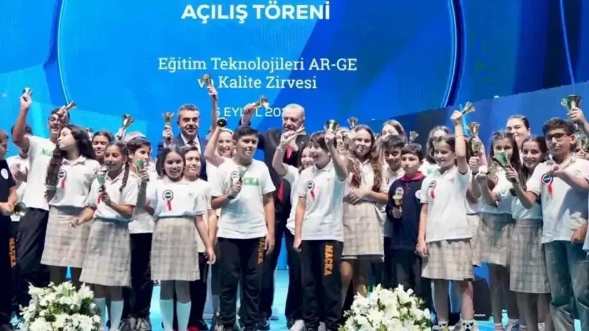 Cumhurbaşkanı Erdoğan ve Bakan Tekin yeni dönem zilini çaldı