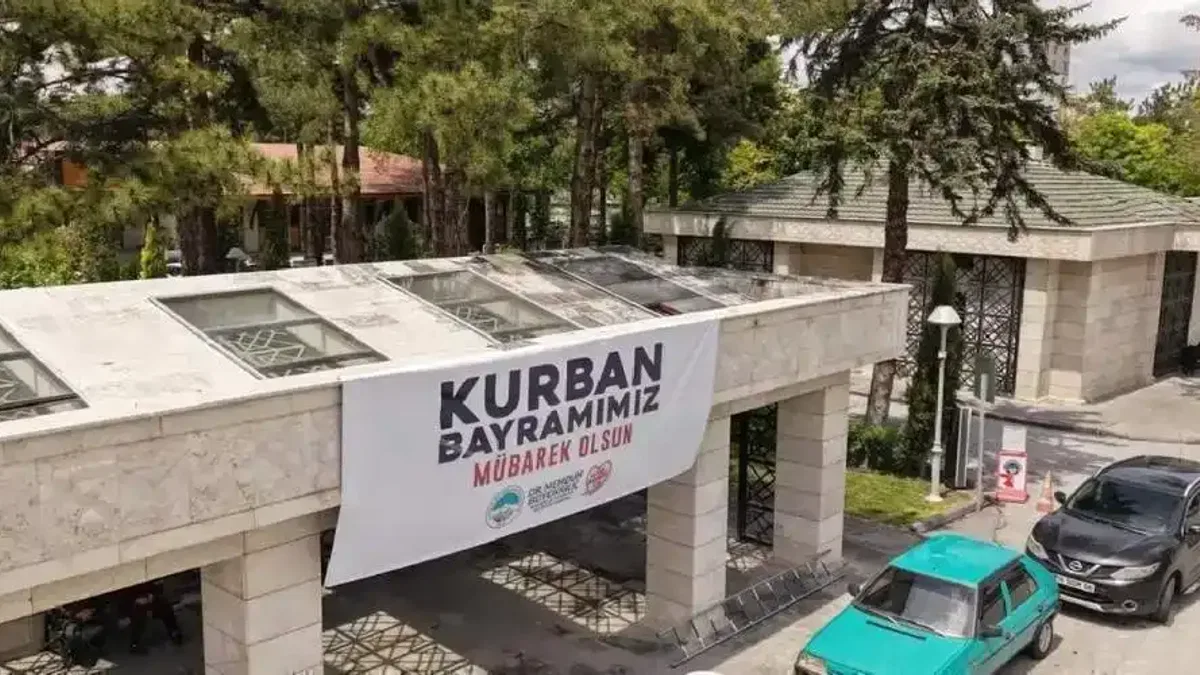 Kayseri Büyükşehir mezarlıkları bayrama hazırladı