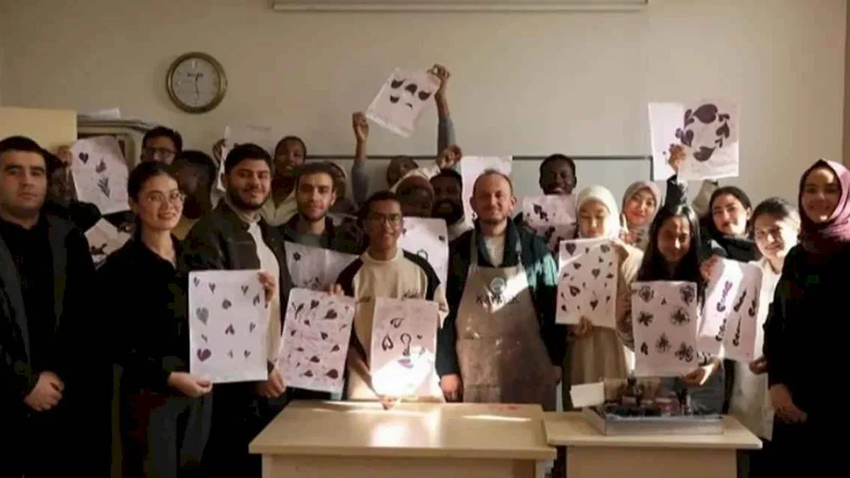 KAYMEK'ten yabancı öğrencilere 'ebru' eğitimi