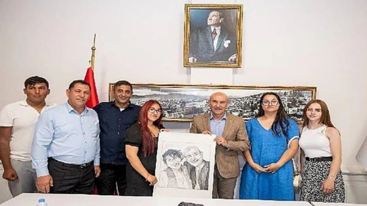 Litvanya'dan gelen Roman gençler Başkan Soyer'i ziyaret etti