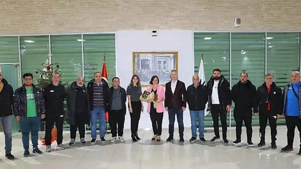 Karabağlardaki amatör spor kulüplerinden Başkan Kınay'a teşekkür ziyareti